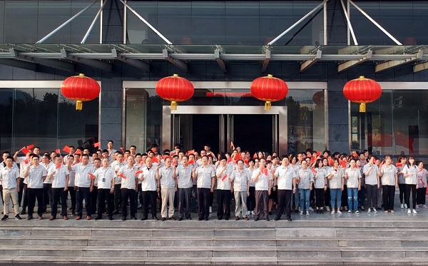 3491569824542371.jpg 公司領(lǐng)導(dǎo)班子與職工代表合影留念.jpg