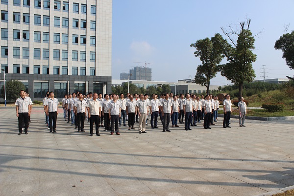 8671569824621462.jpg 領(lǐng)導(dǎo)班子與新區(qū)職工代表行注目禮.JPG